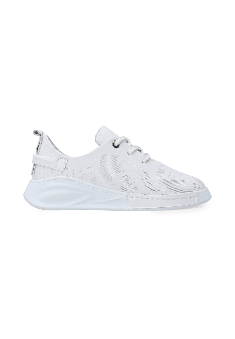 Weißer Sportschuh mit einem strukturierten Obermaterial, flachen Schnürsenkeln und einer runden Gummisohle. Besitzt ein einzigartiges Design auf dem Material.