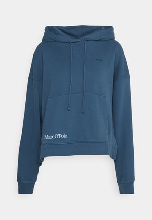 Sweat à capuche court bleu avec poche avant, cordons ajustables, logo "Marc O'Polo" sur l'ourlet et texte "est. 1967" sur la poitrine.