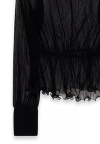 Sort gennemsigtig bluse med lodrette plisseringer, sammensamlet kant og voluminøse detaljer. Tætsiddende manchetter og et struktureret, letvægtsstof.