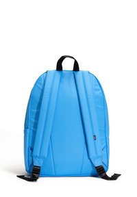 Zaino blu chiaro con spallacci imbottiti, manico superiore e texture liscia. Presenta tasche laterali e una forma rettangolare.