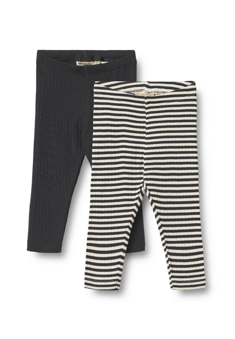 Zwei Paar Leggings: ein einfarbiges schwarzes Rippdesign und ein Rippmuster mit schwarz-weißen Streifen, beide mit elastischen Taillenbündchen.