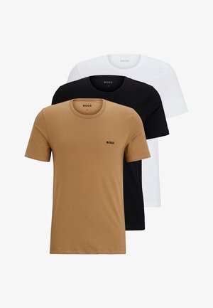 Trois T-shirts à manches courtes en marron, noir et blanc, avec un col rond, un tissu doux et un petit logo centré sur la poitrine.