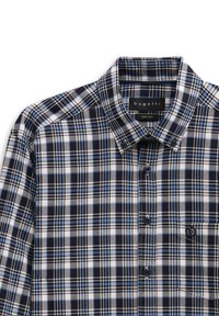 Camicia button-up a quadri blu e navy con colletto aperto, dotata di bottoni neri, taschino e design con etichetta "bugatti". Tessuto facile da curare.