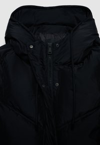 Schwarze Daunenjacke mit hohem Kragen, Reißverschluss, Kordelzug und Druckknöpfen, mit einer glatten, glänzenden Textur und minimalen Akzenten.