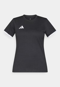 Μαύρο αθλητικό t-shirt με κοντά μανίκια, διακοσμημένο με λευκές λεπτομέρειες στις μανσέτες και λευκό λογότυπο στο επάνω αριστερό μέρος.