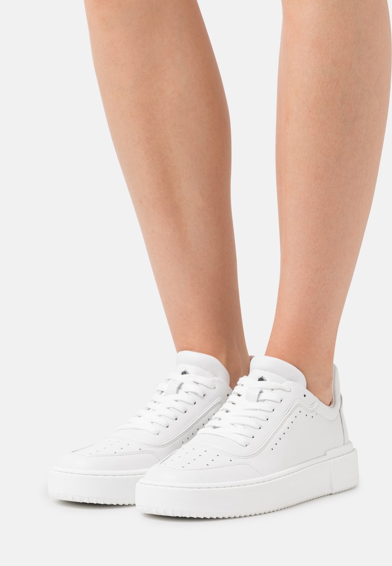 Stuart Weitzman RYAN TOP Trainers white Zalando.de