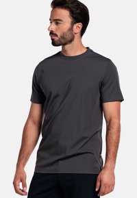 Grijze t-shirt met korte mouwen van zachte stof, met een ronde halslijn en subtiele stikdetails, ontworpen voor casual gebruik.