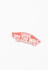 Röd Vans-logga formad som en skateboard med vit text "OFF THE WALL" på en vit bakgrund.