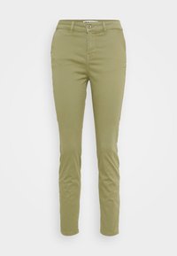Oliven grønne chinos med slim fit, laget av mykt bomullsstoff. Har frontlommer, single knappelukking og beltehemper.