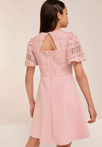 Lipsy FLUTTER SLEEVE - REGULAR FIT - Trikotāžas kleita - pink n