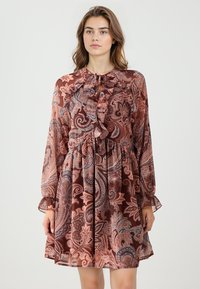 Braunes Kleid mit Paisleymuster, Rüschendetails und Bindekragen. Lange Ärmel mit elastischen Bündchen. Leichter, fließender Stoff.