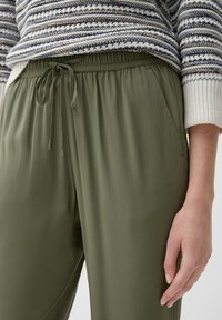 s.Oliver Pantalon classique - olivgrün