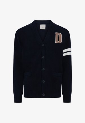 Cárdigan navy con escote en V y cierre de botones, con una letra 'D' beige y acentos a rayas blancas en las mangas. Textura suave, dos bolsillos.