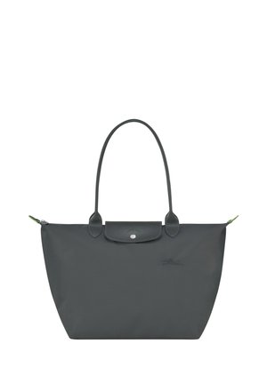 Grand sac cabas gris foncé avec deux longues anses, un rabat avec bouton-pression, et un petit logo embossé sur le côté droit avant.