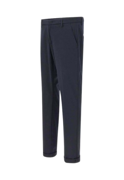 Pantaloni blu navy con un design su misura, caratterizzati da una parte frontale piatta, tasche laterali e risvolti. Realizzati in tessuto leggero e morbido.
