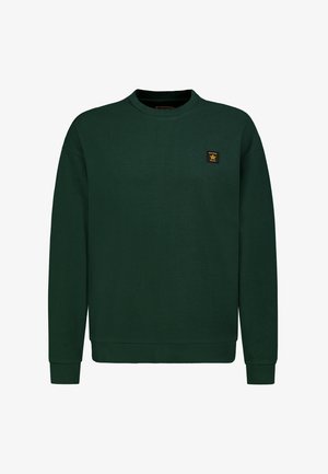 Dunkelgrüner Pullover mit strukturierter Oberfläche, Rundhalsausschnitt, langen Ärmeln und einem quadratischen schwarzen Aufnäher mit Sternlogo auf der Brust.