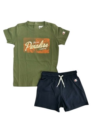 Maglietta verde oliva a maniche corte con la scritta "The best Paradise California" e pantaloncini a coulisse blu navy, entrambi con il logo Champion.