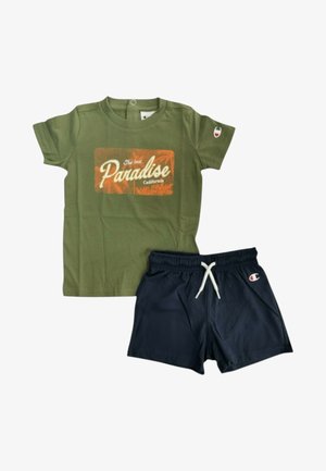 Maglietta verde oliva a maniche corte con la scritta "The best Paradise California" e pantaloncini a coulisse blu navy, entrambi con il logo Champion.