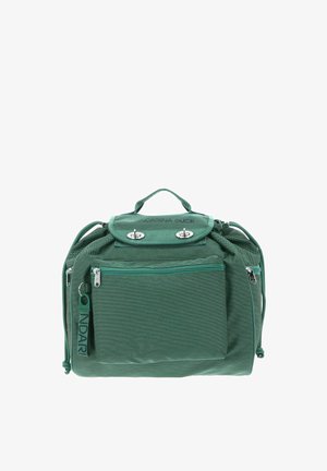 Sac en tissu vert avec une surface texturée, une poignée de transport, une poche avant zippée et un détail logo. Comprend des fermetures en métal.