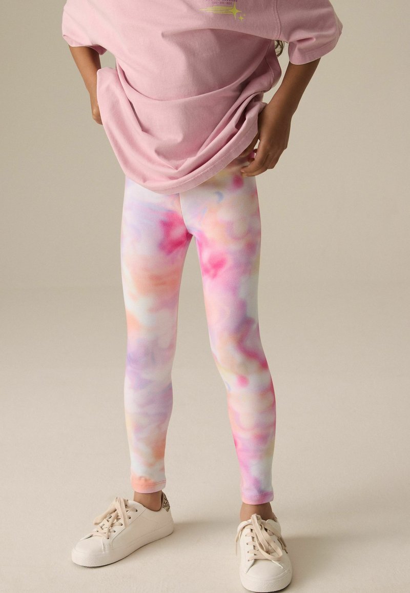 Krāsainas legingas ar tie-dye rakstu pasteļtoņos rozā, purpura un persiku krāsā. Audums ir gluds un elastīgs, ideāli piemērots komfortam.