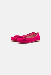 Bailarinas de ante fucsia con punta redondeada y un nudo decorativo en la parte delantera. Textura suave con suela plana.