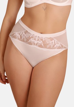 Hoch taillierte, hellrosa Unterhose mit floralem Spitzenpanel, getragen von einem Modell, kombiniert mit einem passenden BH und sichtbarem unteren Rumpf-Tattoo.