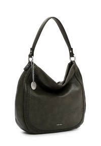 Mørkegrøn læderhandbag med et afslappet design, flettede detaljer langs kanten og en sølv charme hængende på stroppen.