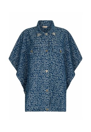 Giacca di jeans con stampa leopardata blu, chiusura con bottoni sul davanti, colletto appuntito, tasche a toppa sul petto e decorazioni con strass sulle punte del colletto.