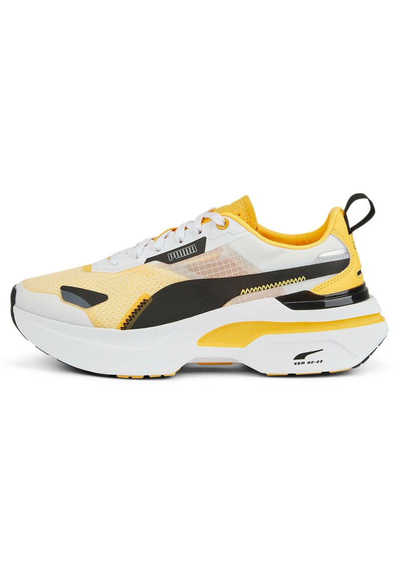 Sneaker Puma con tomaia in mesh giallo e bianco, dettagli neri, suola spessa bianca e design testurizzato.