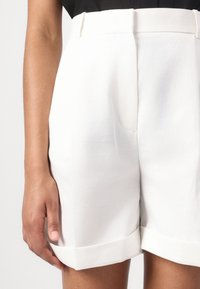 Tommy Hilfiger MIX PLEATED  - Shorts - ivory petal