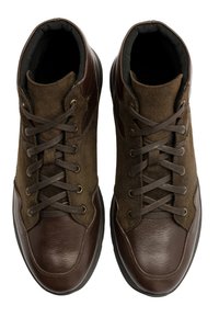 Brązowe zamszowe i skórzane buty z okrągłym noskiem, sznurowane, z teksturowanymi akcentami i wyściełanym kołnierzem. Elastyczna gumowa podeszwa.