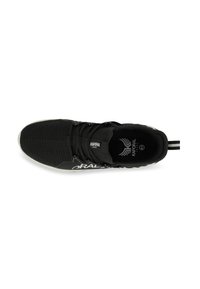 Chaussure de sport noire avec un dessus texturé, logo blanc, un système de laçage sécurisé et une semelle de contraste.