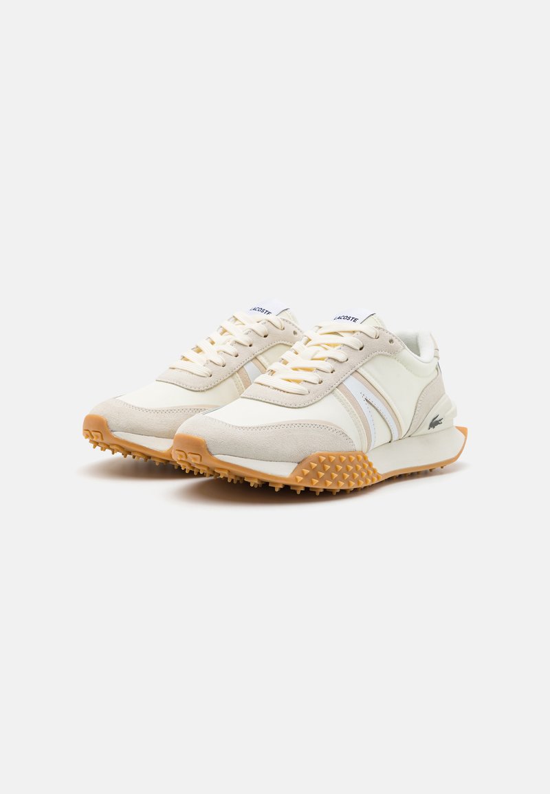 Witte sportschoenen met lichtbeige suède en synthetische panelen, textuur rubberen zolen met spikes en bijpassende veters.