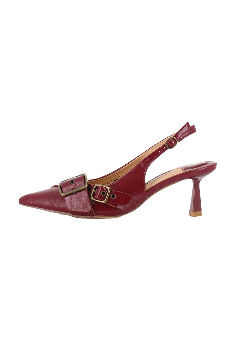 Zapato slingback de cuero burdeos con punta afilada, dos correas con hebillas y un tacón cónico de 3 pulgadas. Presenta una textura suave y acentos mínimos.