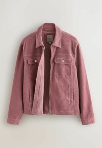Veste en velours côtelé rose poussiéreux moyen pour homme, à fermeture éclair sur le devant et poches poitrine boutonnées, présentée ouverte sur un fond neutre.