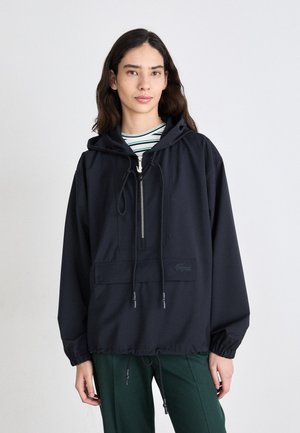 Veste pull marine avec capuche et fermeture éclair à l'avant. Dotée de cordons de serrage ajustables, d'une poche avant et de poignets élastiques. Texture lisse, design décontracté.