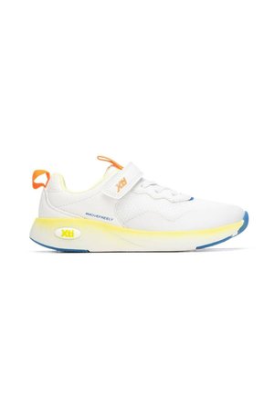 Zapatilla blanca con suela amarilla, detalles en azul, lengüeta y correa naranja, y texto "#MOVEFREELY" en el lateral.