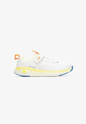 Zapatilla blanca con suela amarilla, detalles en azul, lengüeta y correa naranja, y texto "#MOVEFREELY" en el lateral.