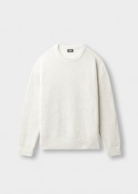 Weißer, gestrickter Langarm-Pullover mit Rundhalsausschnitt, gerippten Bündchen, Saum und Kragen, flach auf einem hellgrauen Hintergrund ausgelegt.
