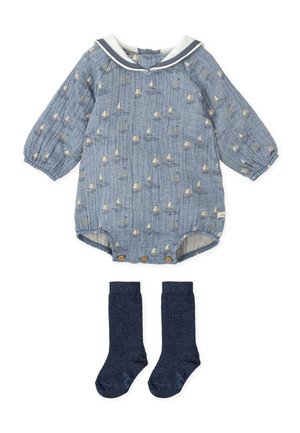 Mono de bebé de manga larga azul con patrón de barco de vela, cuello de marinero blanco, botones de madera y calcetas altas de rodilla de color azul marino.