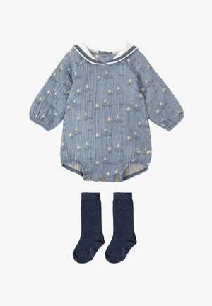 Rompers pour bébé bleu à manches longues avec un motif de voilier, un col marin blanc, des boutons en bois et des chaussettes hautes bleu marine.