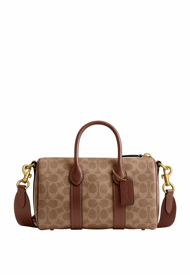 Sac polochon en tissu marron à motif avec poignées en cuir, bandoulière réglable, quincaillerie dorée et étiquette en cuir suspendue.