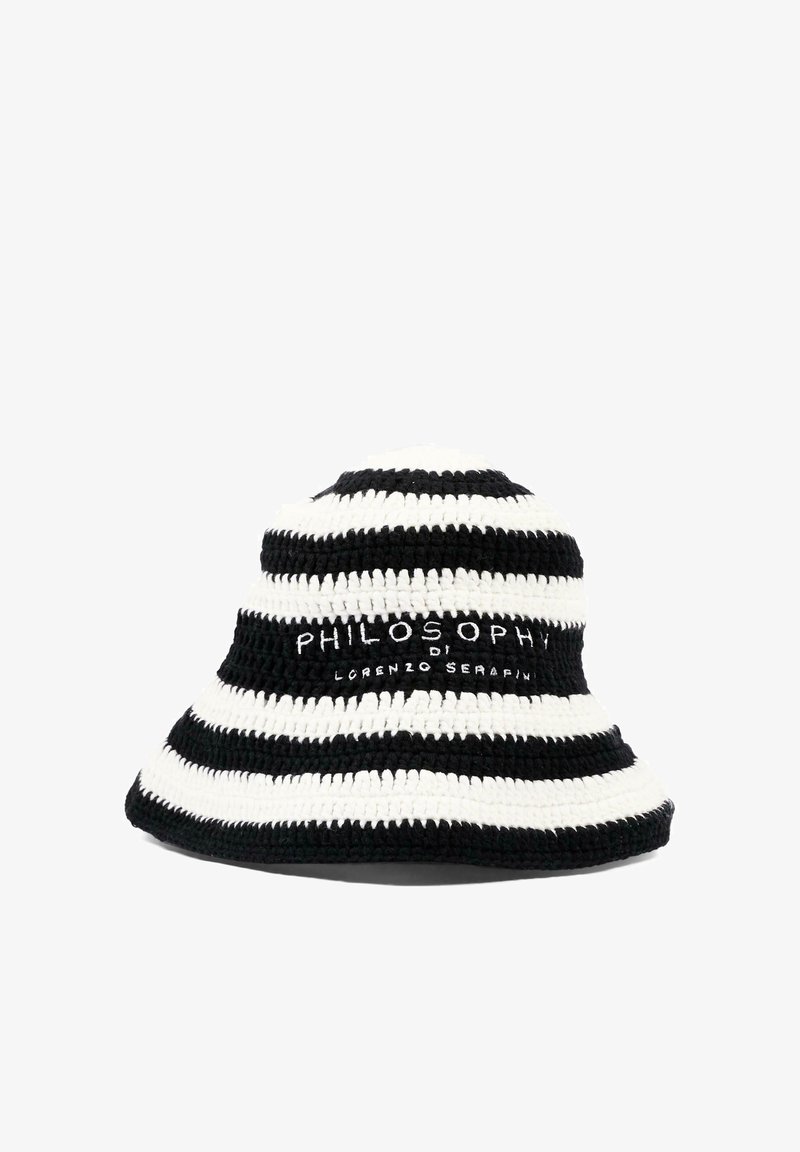 Zwart-wit gestreepte gehaakte emmerhoed met "PHILOSOPHY di LORENZO SERAFINI" geborduurd aan de voorkant.