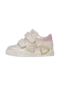 Sneakers con chiusura in velcro nel colore rosa metallizzato, decorate con motivi a cuore dorati e una suola in gomma bianca. Presentano una parte superiore testurizzata e dettagli in finitura liscia.