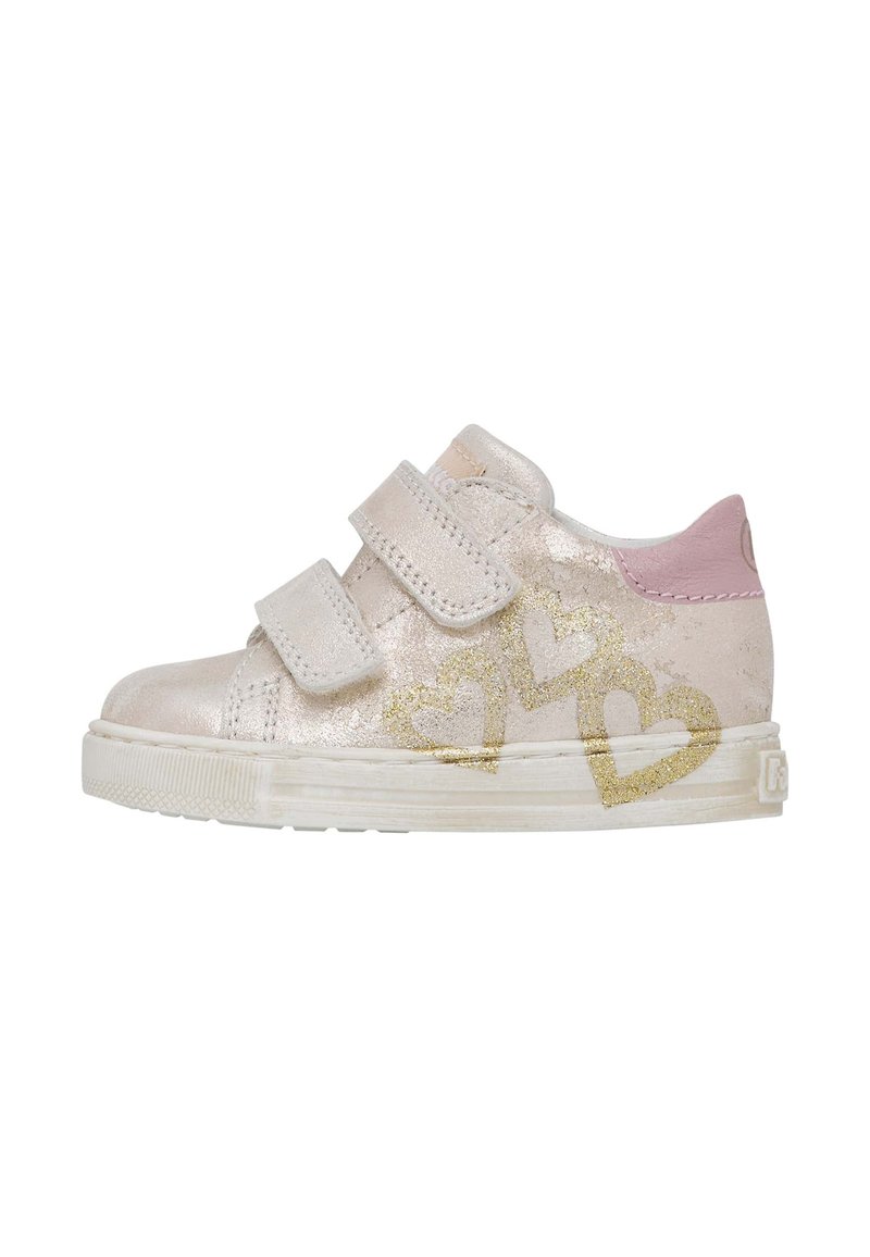 Sneakers con chiusura in velcro nel colore rosa metallizzato, decorate con motivi a cuore dorati e una suola in gomma bianca. Presentano una parte superiore testurizzata e dettagli in finitura liscia.