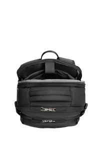 Zaino in tessuto nero con apertura con zip, interno imbottito, due tasche frontali con zip e una maniglia superiore per il trasporto.