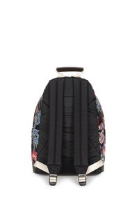 Mochila con tejido negro acolchado, correas ajustables y un asa superior. Presenta parches coloridos, incluyendo palmeras y etiquetas.