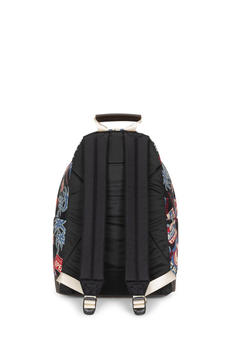 Sac à dos en tissu noir rembourré, avec des bretelles réglables et une poignée sur le dessus. Présente des patches colorés, y compris des palmiers et des étiquettes.