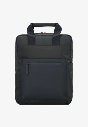 Mochila de tela negra con asas superiores dobles, bolsillo frontal con cremallera y logo en relieve. Textura suave y diseño cuadrado minimalista.