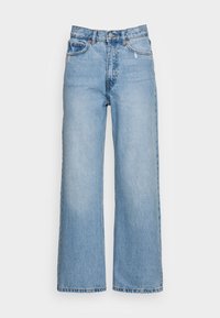 Ljust blå vida jeans gjorda av denim, med hög midja, femfickorsdesign och subtila slitningar på framsidan.